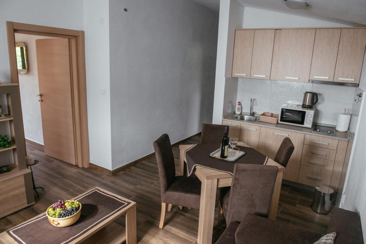 Big Hill Apartment Kotor Exteriör bild