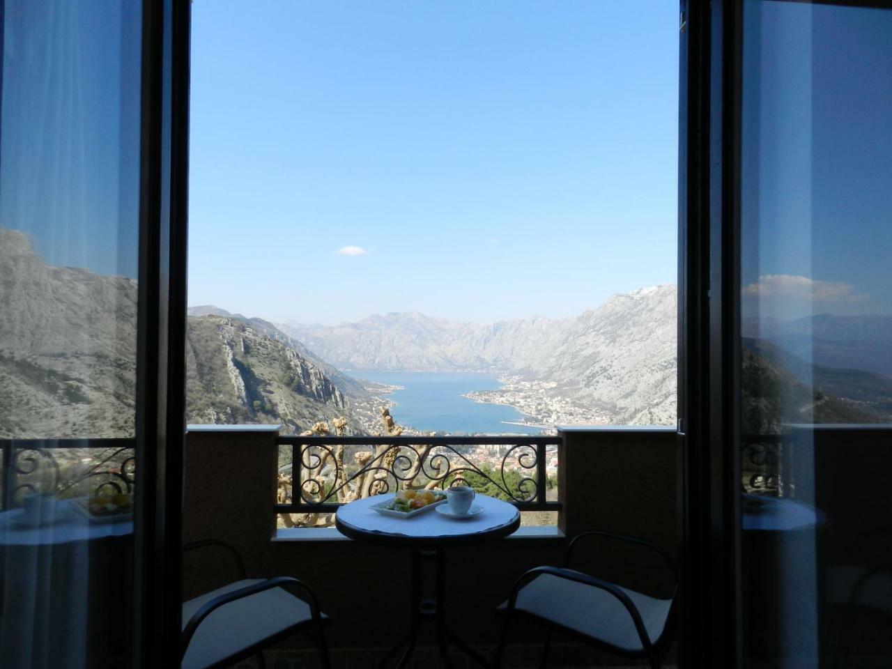 Big Hill Apartment Kotor Exteriör bild